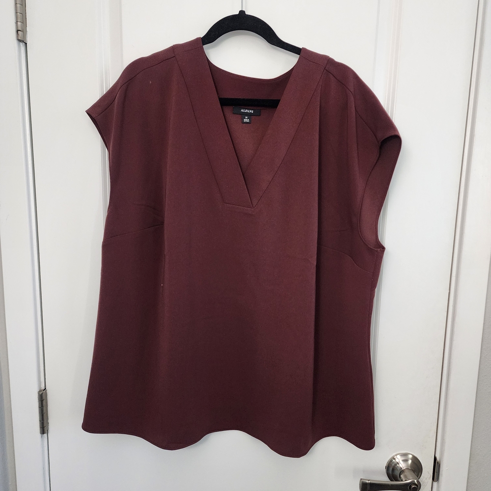 5/$30 Alfani Women's Brown V-Neck  Shell Blouse Size 2X - Picture 2 of 4